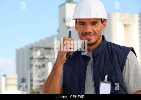 Operaio edile parla nel suo walkie-talkie Foto Stock