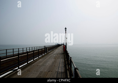 Guardando verso il mare sul molo, Southend, Essex, Inghilterra Foto Stock