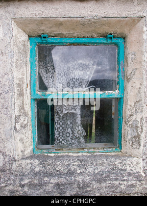 Finestra in una disabitata Croft House, isola di Lewis Foto Stock