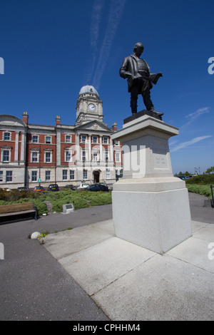 Statua di Lord David Davies del Llandinam al di fuori del porto di Barry edificio Foto Stock