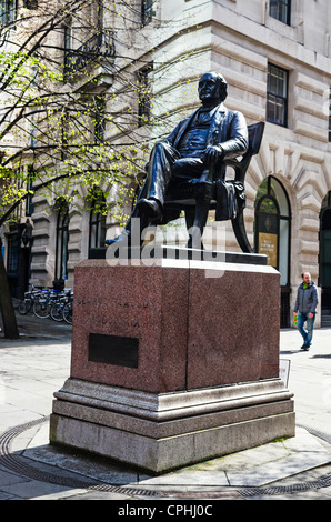 Statua di George Peabody nella parte posteriore del Royal Exchange, città di Londra, Inghilterra. Foto Stock