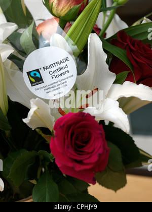 Bouquet di fiori di Fairtrade Lillies e Rose Foto Stock