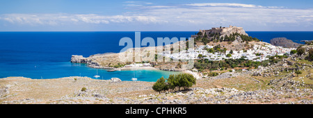 Vista dalla strada verso la famosa città di Lindos sul isola di Rodi Grecia Foto Stock