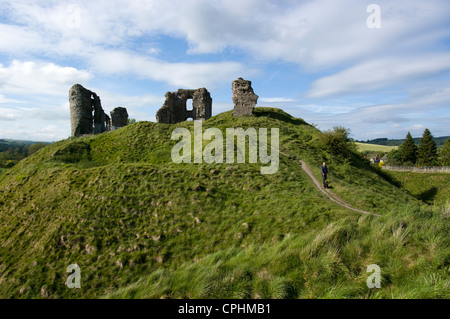 Le rovine di Norman Clun Castello alta permanente su di esso la motte in inglese/confini Gallese Foto Stock