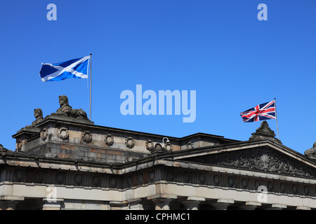 Scozzese e bandiere britanniche volare al di sopra della Scottish National Gallery in Scozia Edimburgo REGNO UNITO Foto Stock