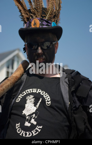 Minaccioso cercando Morris ballerina di eseguire su Saint George's day in Inghilterra Foto Stock