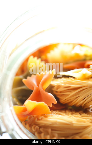 Diversi tipi di pasta in un barattolo di vetro Foto Stock