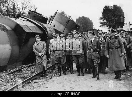 Adolf Hitler e senior figure nazista ispezionando un distrutto serbatoio polacco treno, settembre 1939 (foto b/n) Foto Stock