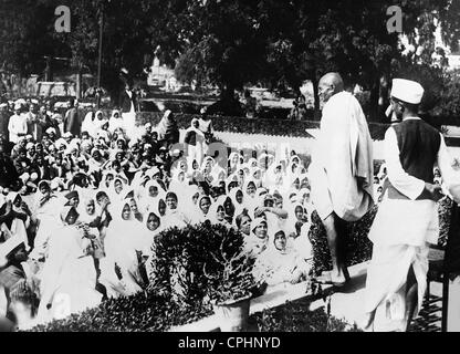 Il Mahatma Gandhi parlando ai suoi seguaci, 1930 (foto b/n) Foto Stock