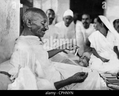 Il Mahatma Gandhi con tessitori durante il sale marzo, 1930 (foto b/n) Foto Stock