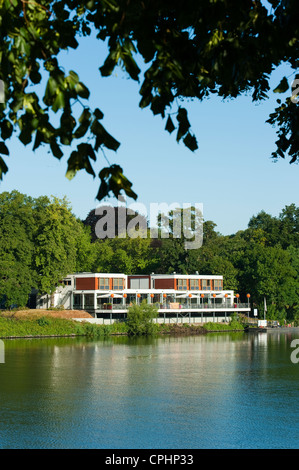 Ristorante contemporaneo sul Fiume Maas, Maastricht, Limburgo, Paesi Bassi, l'Europa. Foto Stock