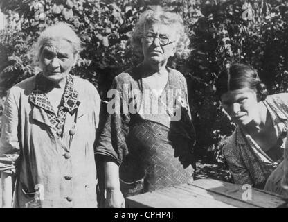 Tre donne ebree nel ghetto a Chisinau, in Moldavia, Agosto 1941 (foto b/n) Foto Stock