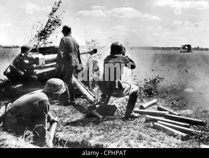 Tedesco artiglieria Anti-Tank pistola spara a un serbatoio di russo Foto Stock