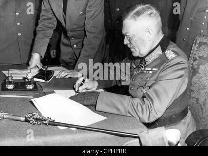 Campo generale Marshall Wilhelm Keitel firma la resa incondizionata a nome della Wehrmacht in sede dell' Foto Stock