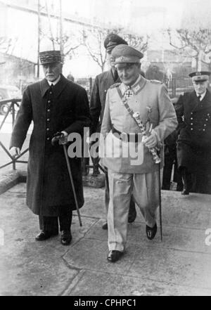Hermann Goering e il Maresciallo Petain in San FLORENTIN, Francia, dicembre 1941 (foto b/n) Foto Stock