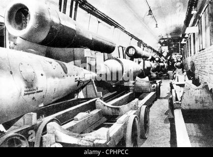 La produzione del V1 razzo al Mittelbau-Dora in un tunnel all'interno di Kohnstein mountain, Turingia, 1944 (foto b/n) Foto Stock