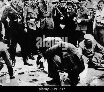 Viennese di ebrei costretti per ripulire le strade della città dopo il Nazi annessione dell'Austria, Vienna, 1938 (foto b/n) Foto Stock