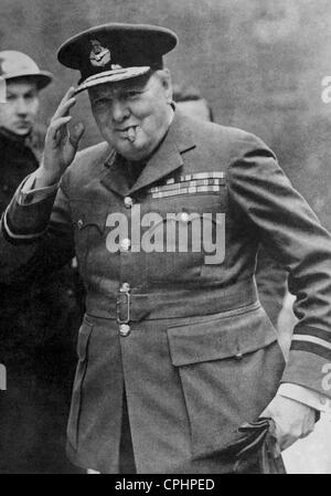 Ritratto di Winston Churchill in uniforme di RAF di ritorno dalla conferenza di Casablanca, Londra, Gennaio 1943 (foto b/n) Foto Stock