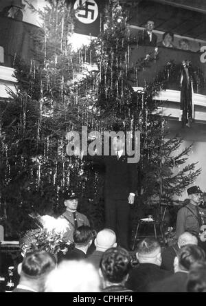 Adolf Hitler (1889-1945) dà un discorso a una festa di Natale nella Buergerbraeukeller a Monaco di Baviera, 27 dicembre 1925 (foto b/n) Foto Stock