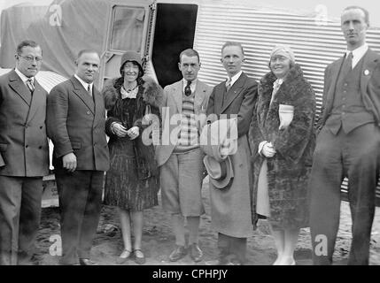 Hermann Koehl hanno, James Fitzmaurice e Thea Rasche sull'aeroporto di Tempelhof, 1928 Foto Stock