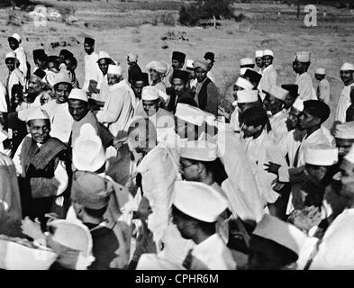 Il Mahatma Gandhi con i suoi seguaci durante il sale marzo, 1930 (foto b/n) Foto Stock