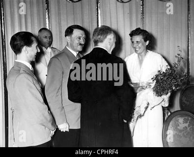 Adolf Hitler e la riunione del gruppo di Leni Riefenstahl durante una pausa tra le proiezioni alla premiere di "Olympia" presso la UFA-Palast, Foto Stock