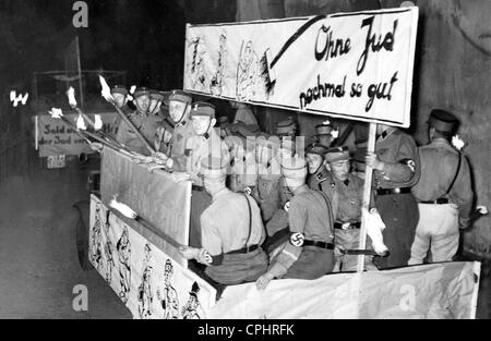 SA uomini seduti su un camion durante un tour di propaganda attraverso Berlino portando un cartello con antisemitic propaganda, Berlino, 1935, Foto Stock