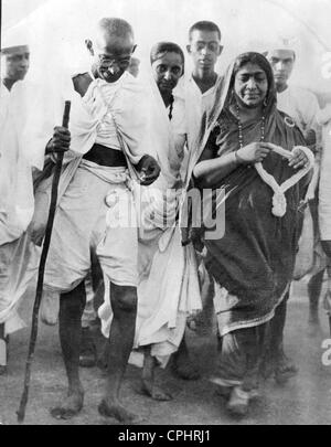 Il Mahatma Gandhi e Sarojini Maidu sul sale marzo, 1930 (foto b/n) Foto Stock