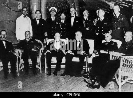 Ritratto di gruppo che mostra Winston Churchill, Franklin D. Roosevelt, e il generale George C. Marshall a bordo della corazzata Foto Stock