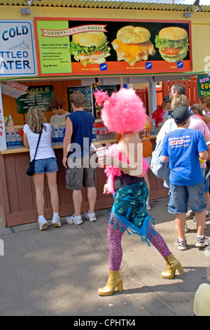 Artisticamente vestito donna che indossa una parrucca rosa a piedi da un bagel sandwich shop. Minnesota State Fair St Paul Minnesota MN USA Foto Stock