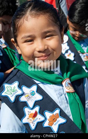 Felice Mexican American Girl Scout che partecipano in parata annuale. Il giorno dell indipendenza messicana Minneapolis Minnesota MN USA Foto Stock