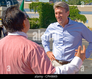 Il sindaco di Minneapolis R. T. Rybak parlando a uno dei leader. Il giorno dell indipendenza messicana Minneapolis Minnesota MN USA Foto Stock