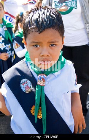 Giovane messicano American Cub Scout indossando anta di merit badges in parata. Il giorno dell indipendenza messicana Minneapolis Minnesota MN USA Foto Stock