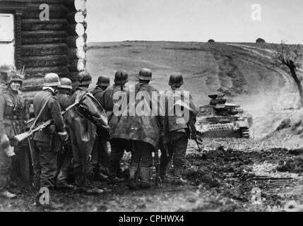 La fanteria tedesca e serbatoi in attacco sul fronte orientale, 1941 Foto Stock