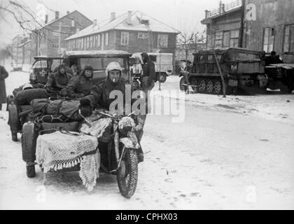 I soldati tedeschi in una città russa, 1941 Foto Stock