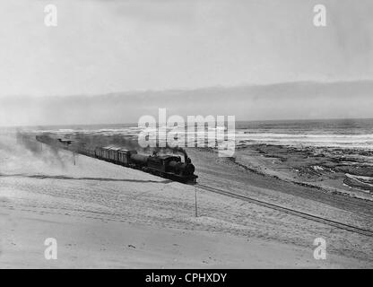 Linea ferroviaria sull'Oceano Atlantico nella ex Germania Ovest del Sud Africa, 1918 Foto Stock