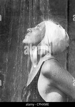 Donna sotto la doccia, 1935 Foto Stock