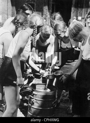 Il tedesco Jungmaedel (ragazze) a servire i pasti, 1938 Foto Stock