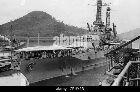 Una nave da guerra passa attraverso il canale di Panama, 1921 Foto Stock