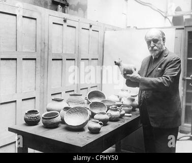 Jesse Walter Fewkes con scoperte archeologiche degli Indiani Pueblo, 1926 Foto Stock