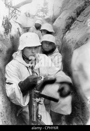 I soldati tedeschi attendono l ordine di attaccare, 1943 Foto Stock