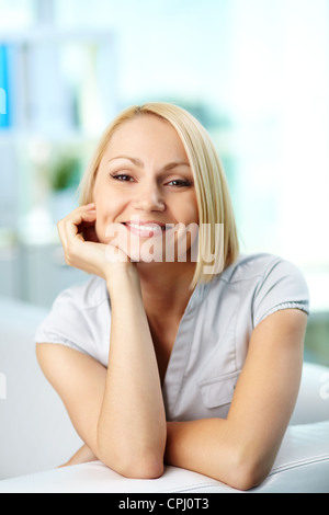 Ritratto di una bella bionda sorridente in telecamera Foto Stock