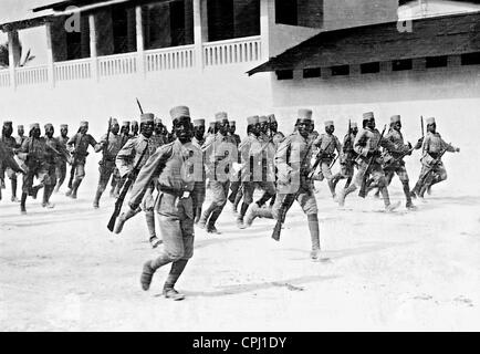 Segnalatori acustici Askari soldati della forza di protezione in tedesco in Africa orientale, 1914 Foto Stock