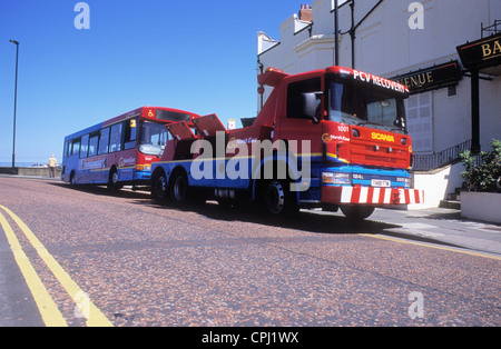 Un recupero della valvola PCV carrello frequentando un ripartiti servizio pubblico di autobus alla fermata. Foto Stock