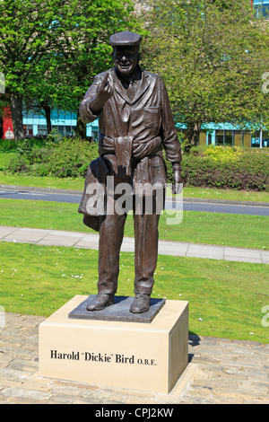 Statua di Harold Dickie Bird OBE, pensionato cricket arbitro, Barnsley, South Yorkshire, Inghilterra, Regno Unito. (Ora posto su un plinto superiore per evitare atti di vandalismo) Foto Stock