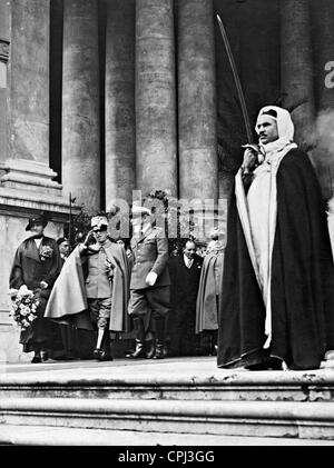 Victor Emmanuel III lascia la Fiera Coloniale in Roma, 1931 Foto Stock