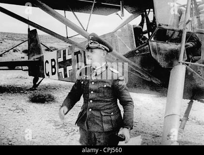 Generale Erwin Rommel di fronte un Fieseler 'Storcia' aeromobile, 1941 (foto b/n) Foto Stock