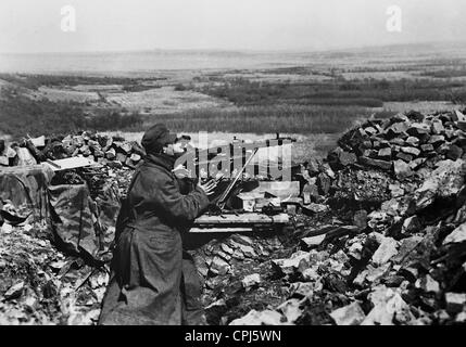 Soldato tedesco nella sua posizione sul fronte orientale, 1943 Foto Stock