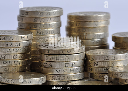 Regno Unito una libbra di monete, pila di una libbra di monete. mucchio di denaro. pila di monete, £1 Foto Stock