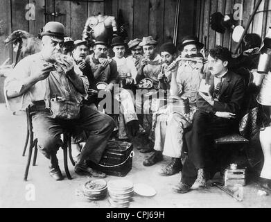 Eric Campbell, Albert Austin e Charles Chaplin nel 'dietro lo schermo', 1916 Foto Stock